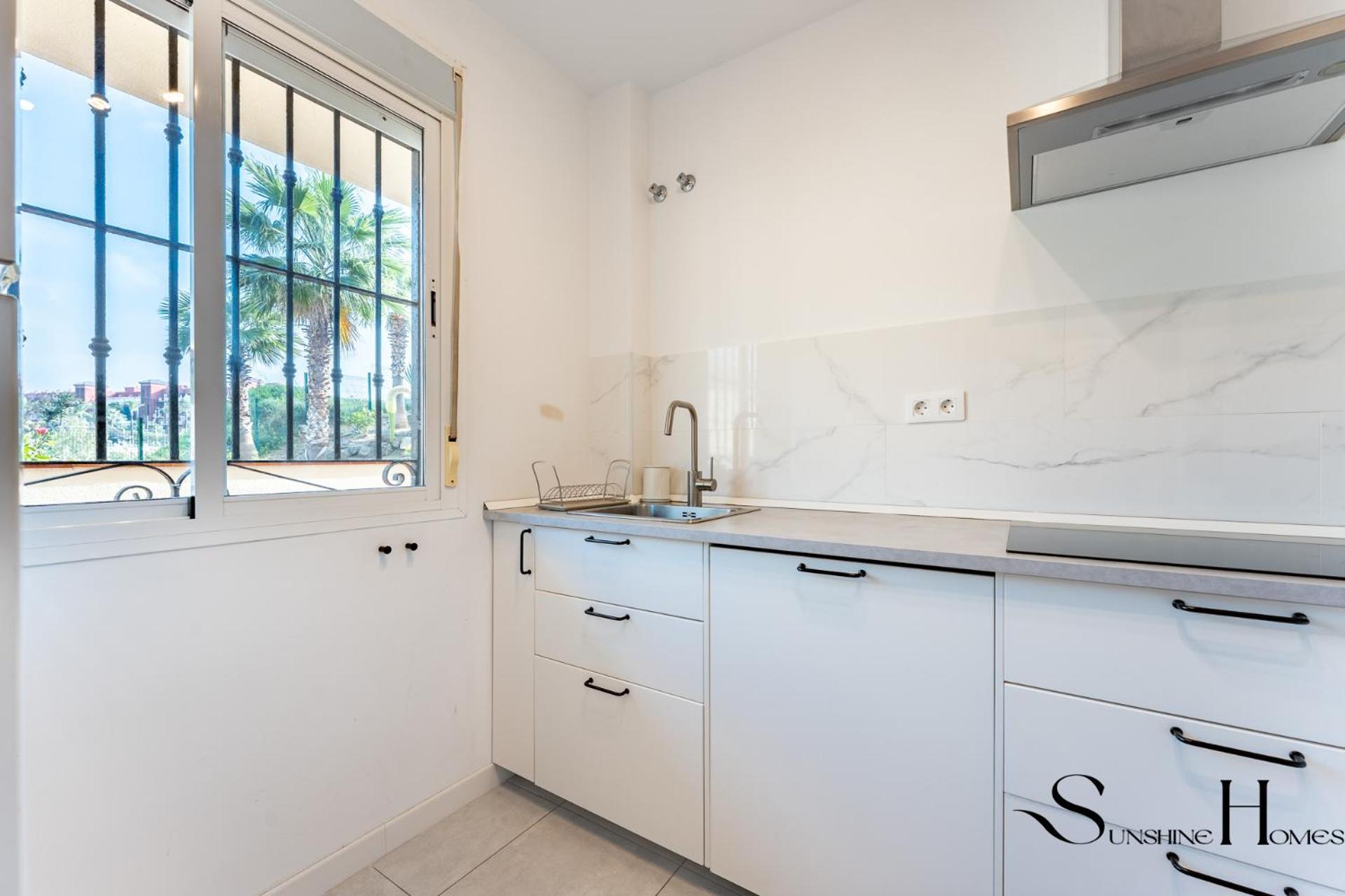 Beachside Retreat With Private Terrace 베날마데나코스타 외부 사진